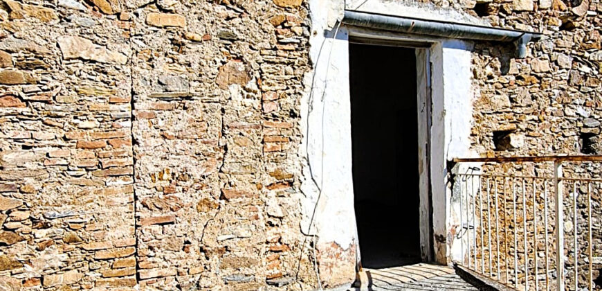 Rustico in Pietra da Ristrutturare nel Cuore di Cenesi