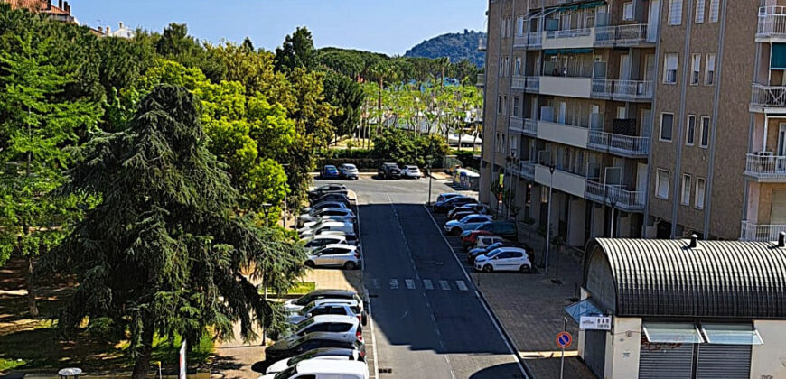 Albenga – Pentalocale Ultimo Piano a Pochi Passi dal Mare con 2 Posti Auto