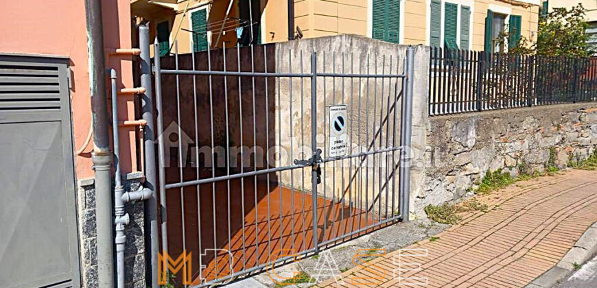 Albenga – Pentalocale Ultimo Piano a Pochi Passi dal Mare con 2 Posti Auto