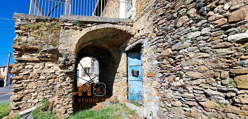 Rustico in Pietra da Ristrutturare nel Cuore di Cenesi