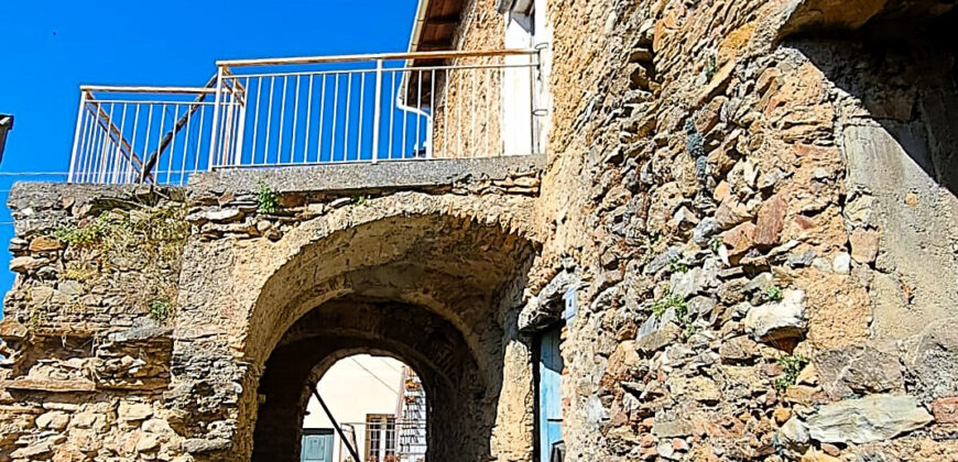 Rustico in Pietra da Ristrutturare nel Cuore di Cenesi