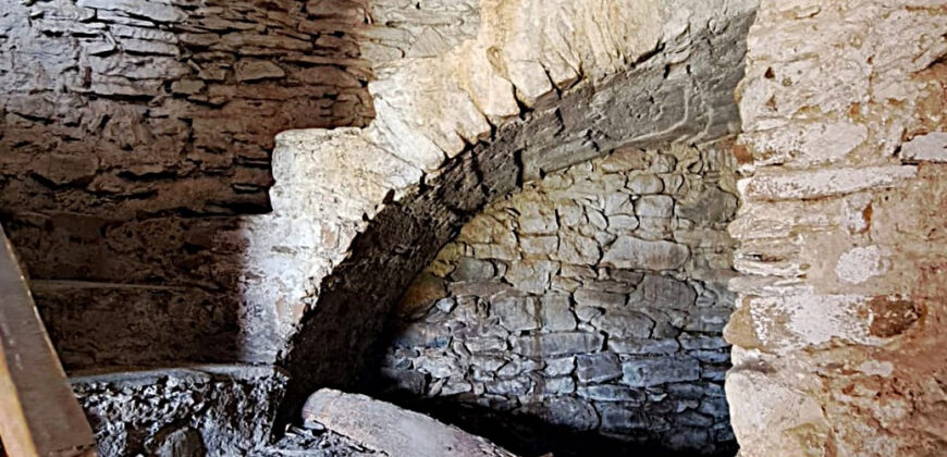 Rustico in Pietra da Ristrutturare nel Cuore di Cenesi