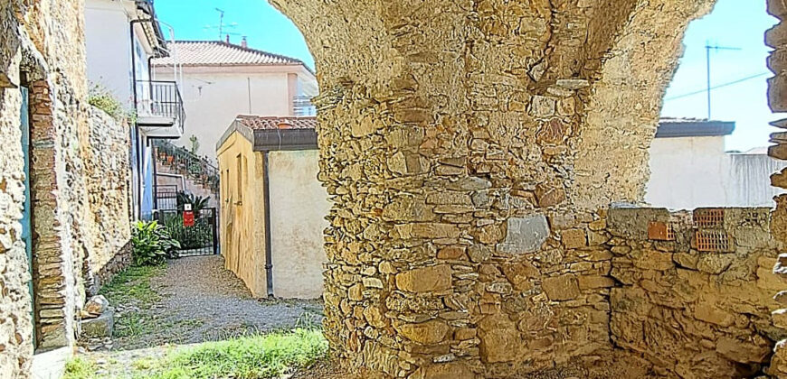 Rustico in Pietra da Ristrutturare nel Cuore di Cenesi