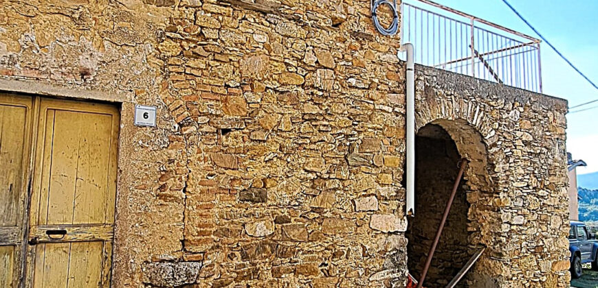 Rustico in Pietra da Ristrutturare nel Cuore di Cenesi