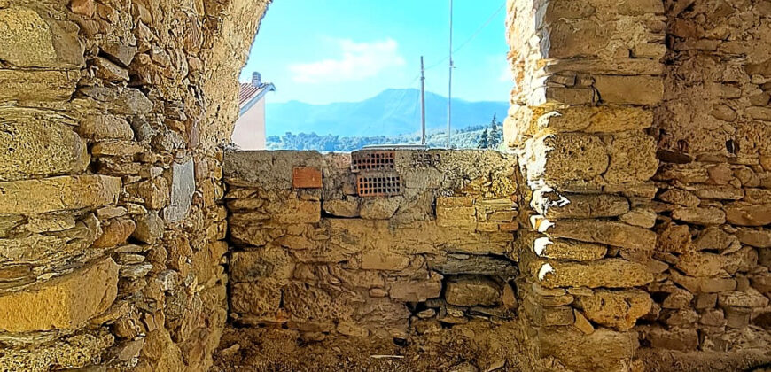 Rustico in Pietra da Ristrutturare nel Cuore di Cenesi