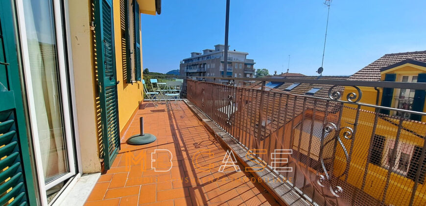 Albenga – Pentalocale Ultimo Piano a Pochi Passi dal Mare con 2 Posti Auto