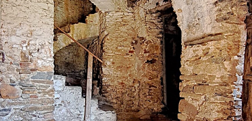 Rustico in Pietra da Ristrutturare nel Cuore di Cenesi